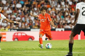 kaiyun-脚头真硬！24岁久保建英遭包夹从人缝中起脚，强劲远射助队抢1分