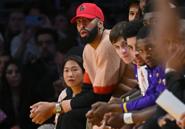 开云体育下载-浓眉无限期伤停 湖人赛季命运与交易前景风雨飘摇